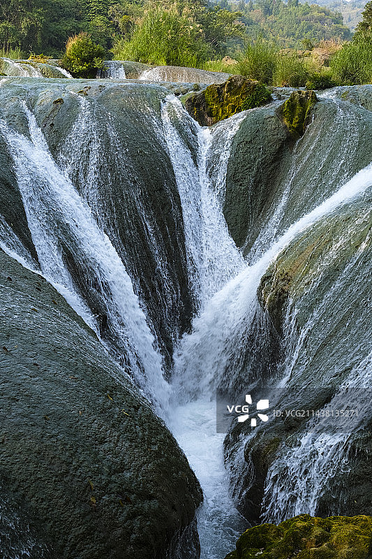 贵州省安顺市黄果树大瀑布景区银链坠潭瀑布秋天晴朗美丽风景图片素材
