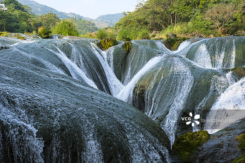 贵州省安顺市黄果树大瀑布景区银链坠潭瀑布秋天晴朗美丽风景图片素材