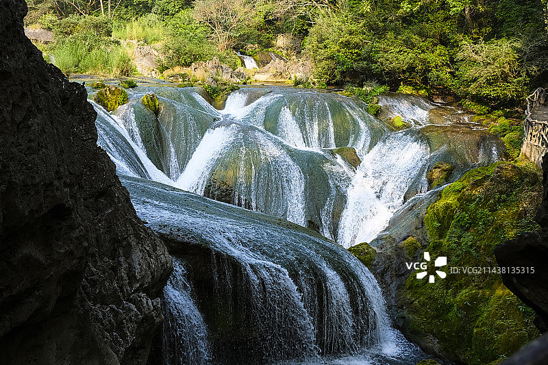 贵州省安顺市黄果树大瀑布景区银链坠潭瀑布秋天晴朗美丽风景图片素材