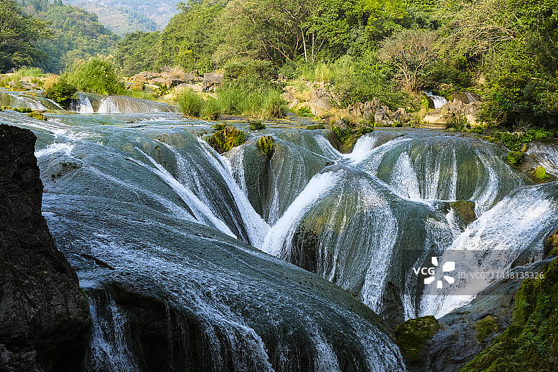 贵州省安顺市黄果树大瀑布景区银链坠潭瀑布秋天晴朗美丽风景图片素材