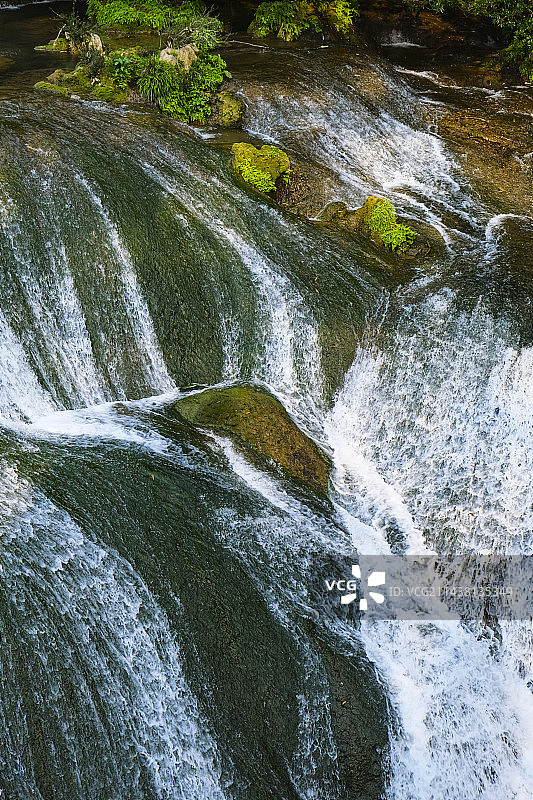 贵州省安顺市黄果树大瀑布景区银链坠潭瀑布秋天晴朗美丽风景图片素材