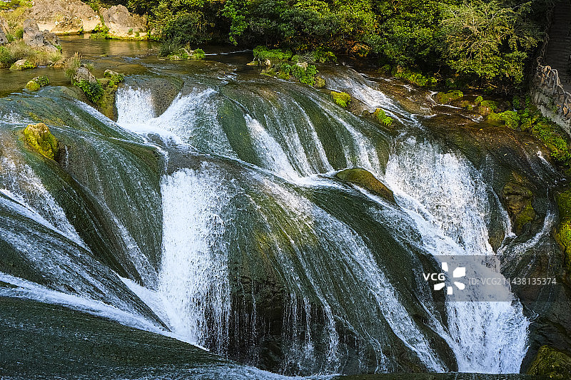 贵州省安顺市黄果树大瀑布景区银链坠潭瀑布秋天晴朗美丽风景图片素材