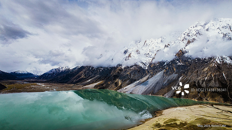 然乌湖尽头的辫状河，亘古湖泊的起源图片素材