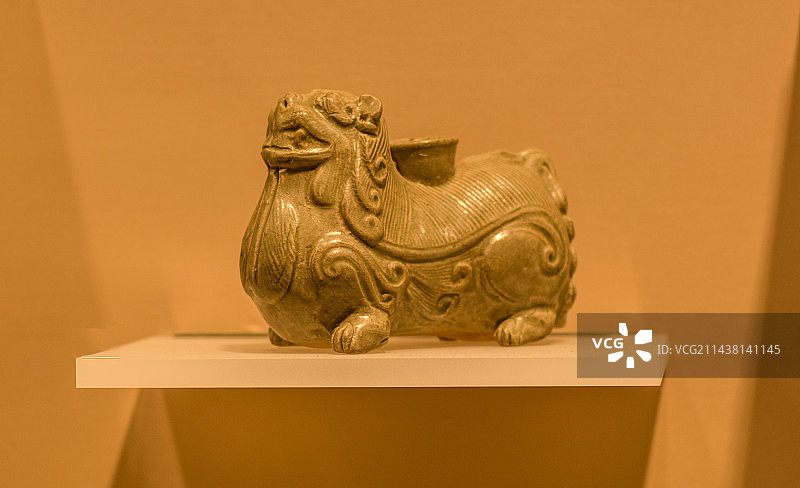 中国江苏南京博物院一级文物西晋青釉辟邪水注图片素材