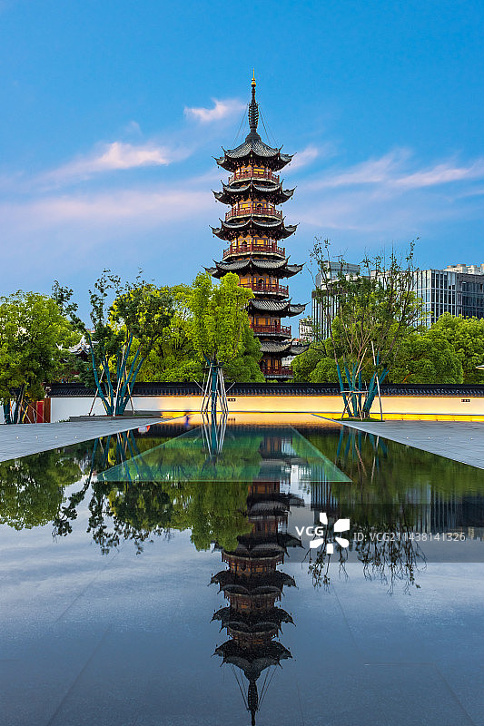 上海龙华寺龙华塔夜景图片素材
