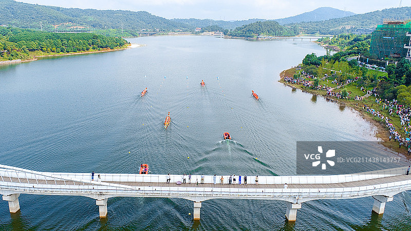 扒龙舟扒龙舟，江里搏浪里斗，不夺头名不罢休。湖南郴州龙舟赛图片素材