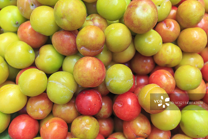 市面上出售的水果李子全画幅图片素材