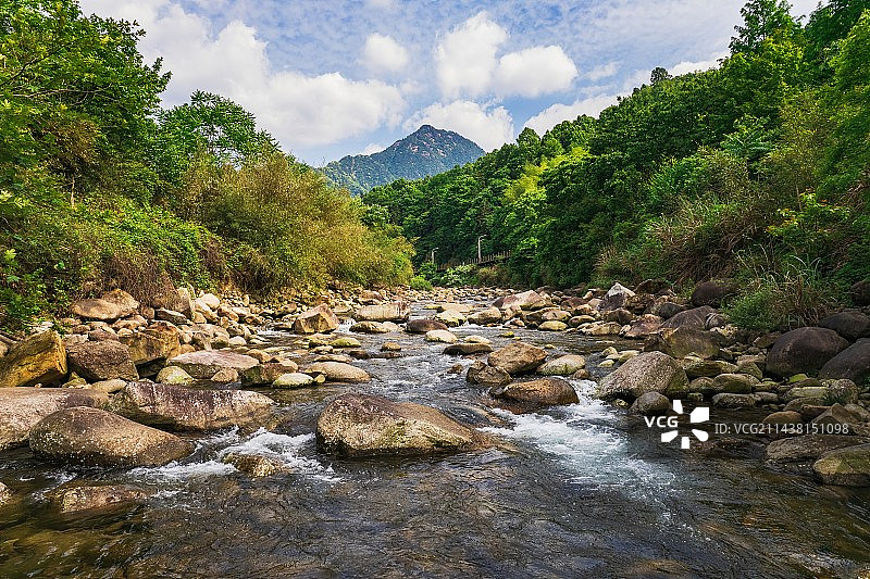 布满石头的河流图片素材