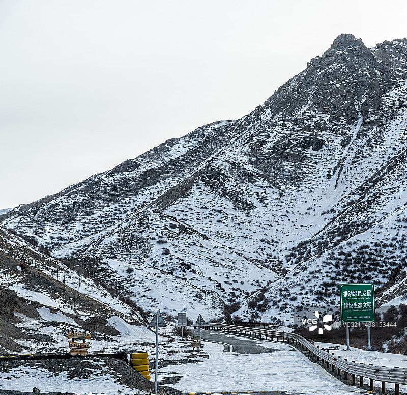 G318国道川藏线公路沿途风光  被雪覆盖 的公路图片素材