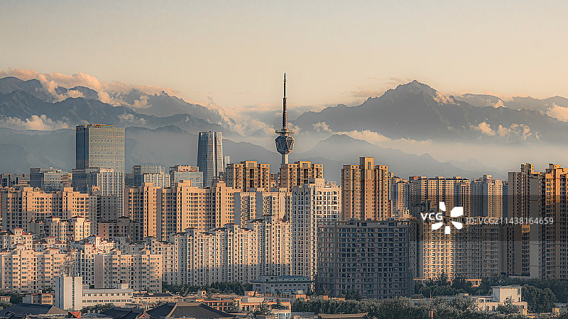 秦岭山前的城市图片素材