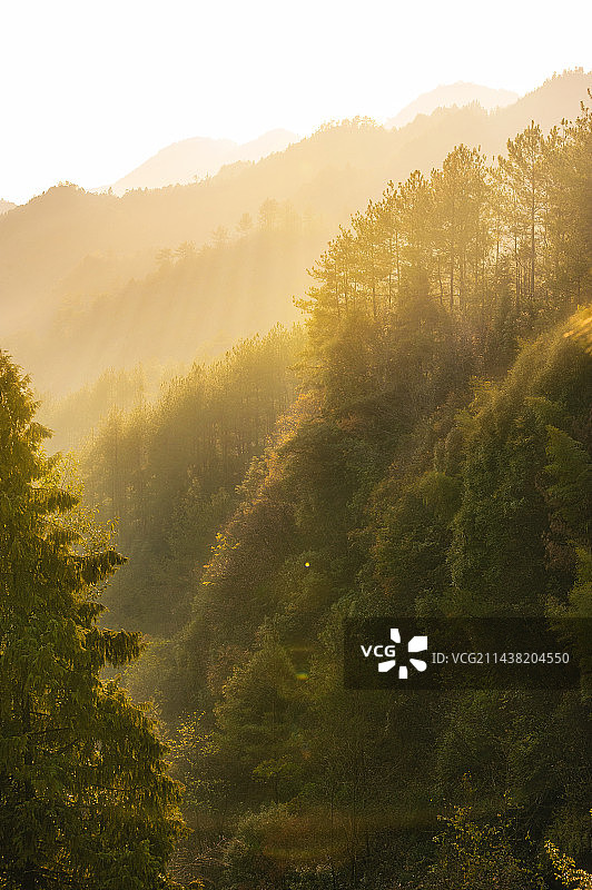 重庆石柱县临界万州区的山峰里图片素材