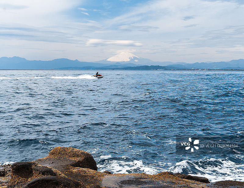 富士山下的快艇图片素材