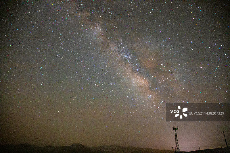 甘肃省甘南藏族自治州甘加秘境-夜空中的银河映衬下的风景图片素材