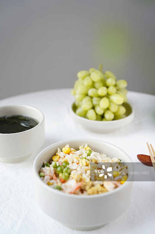 胃口大开的虾仁杂蔬炒饭图片素材