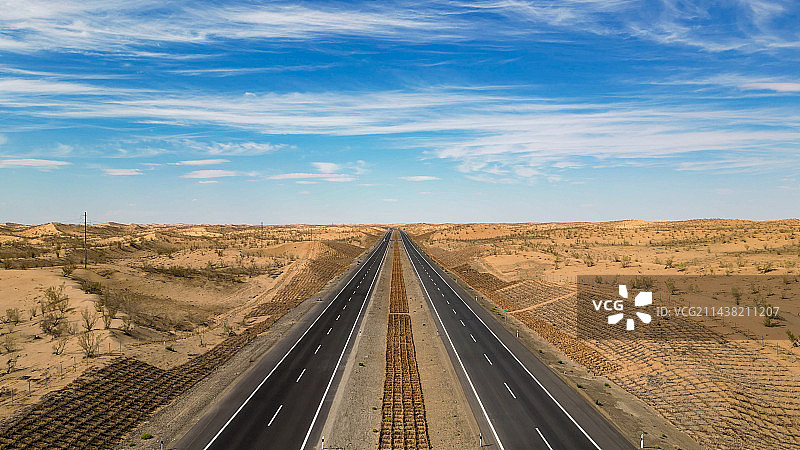 新疆S21阿乌高速沙漠公路图片素材