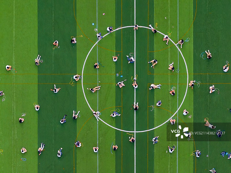 操场上的体育课图片素材