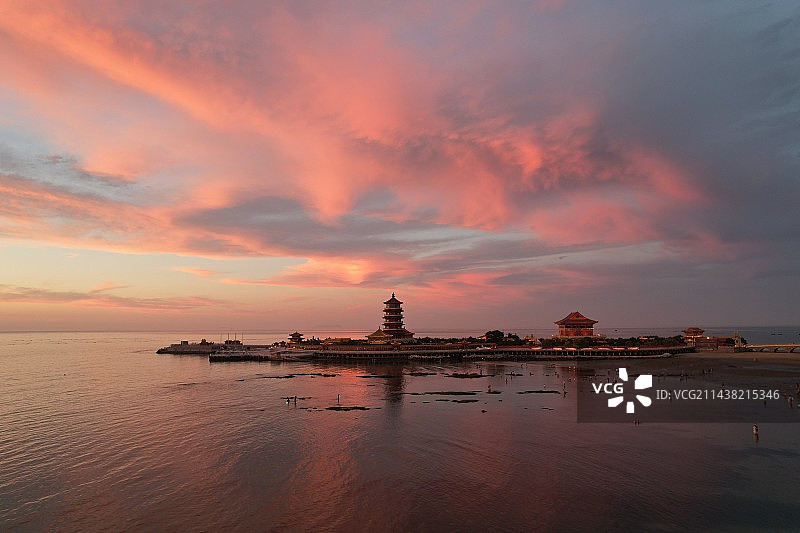 夕阳下的海上古建筑图片素材