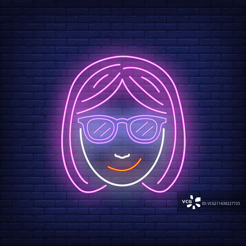 戴着太阳镜和霓虹灯标志的笑容满面的年轻女人图片素材