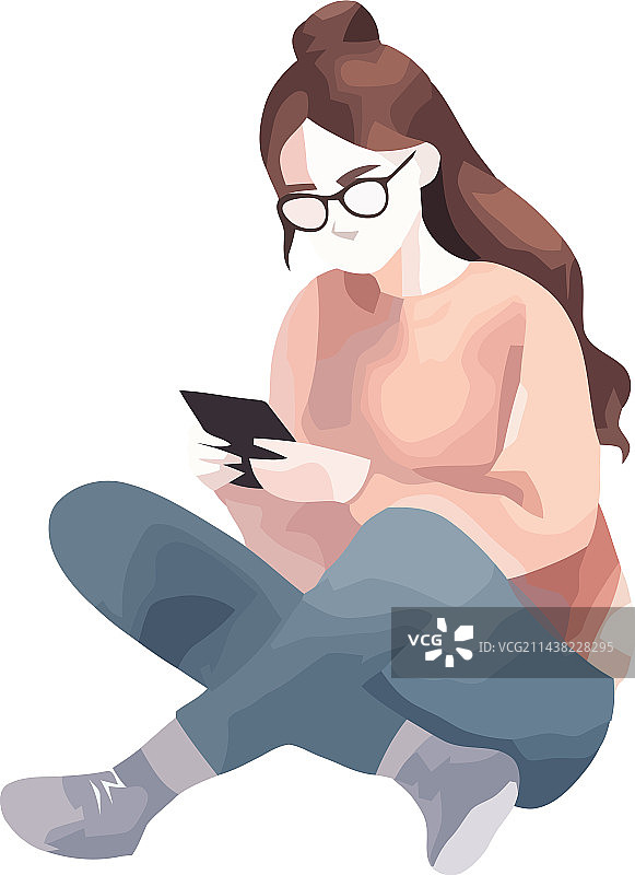 拿着智能手机阅读的微笑的女商人图片素材