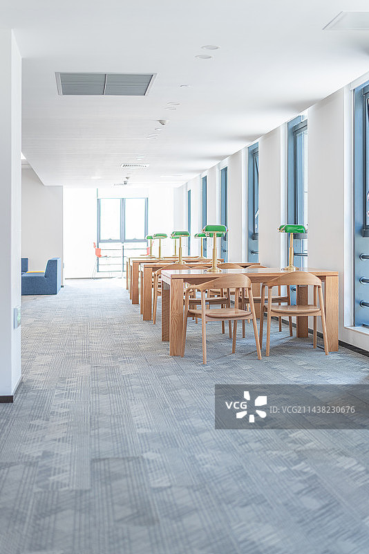 新中式风格装潢的图书馆和台灯图片素材