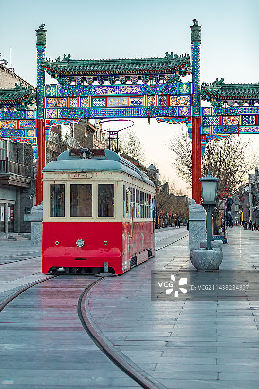 北京前门正阳桥牌楼下的铛铛车图片素材