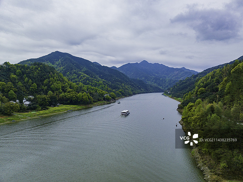 航拍安徽黄山新安江山水画廊风景区的春天图片素材