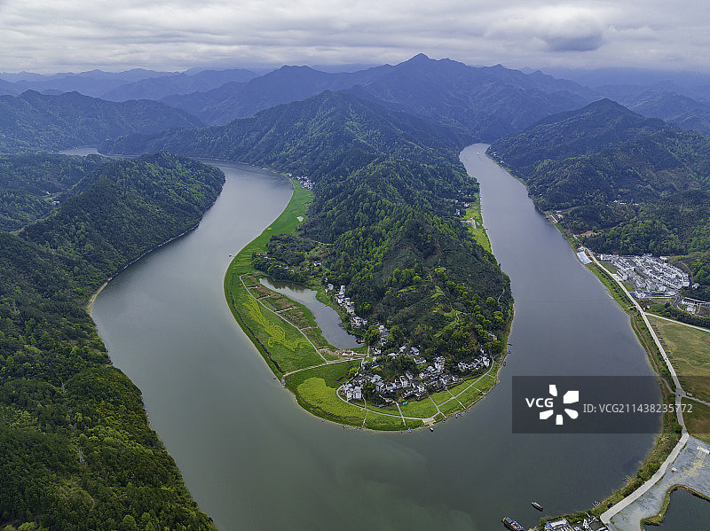 航拍安徽黄山新安江山水画廊风景区的春天图片素材