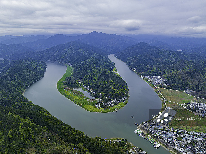 航拍安徽黄山新安江山水画廊风景区的春天图片素材