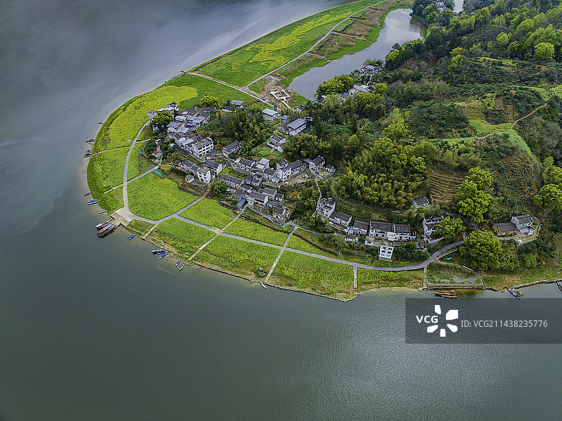 航拍安徽黄山新安江山水画廊风景区的春天图片素材