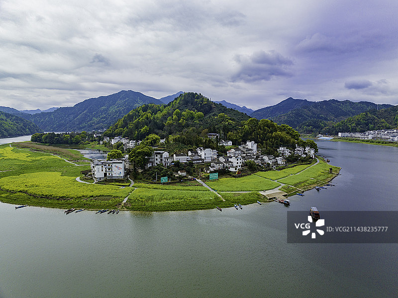 航拍安徽黄山新安江山水画廊风景区的春天图片素材