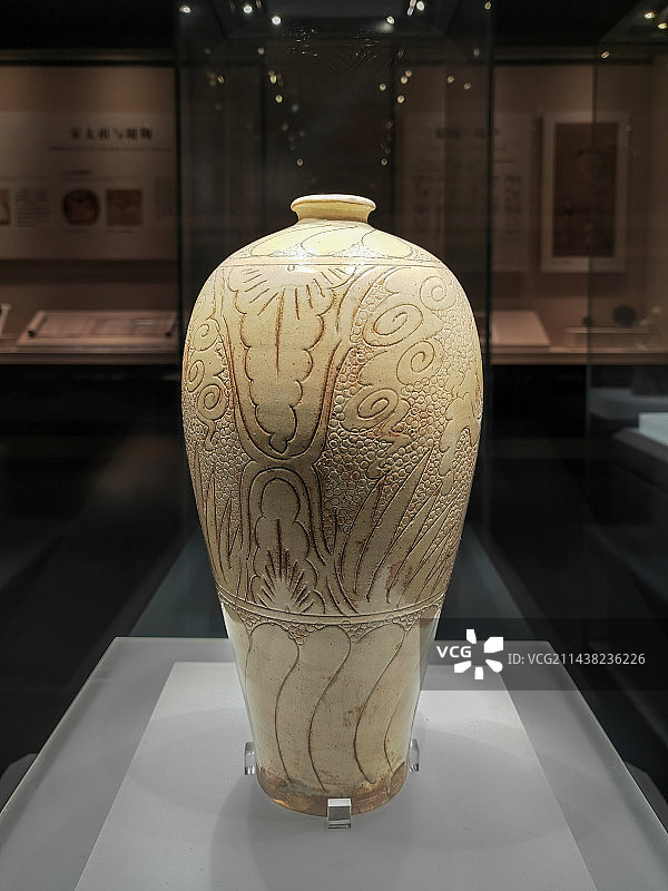 淄博齐文化博物馆古代陶瓷陈列白釉刻云瓶图片素材