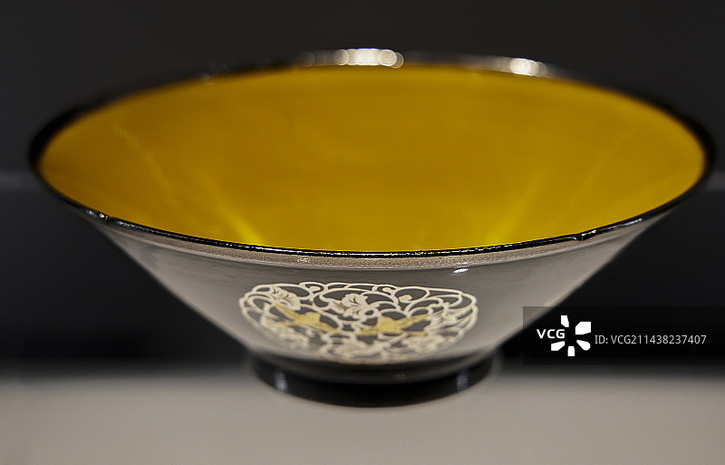 银棱髹漆平脱鎏金雀鸟团花纹秘色瓷碗图片素材