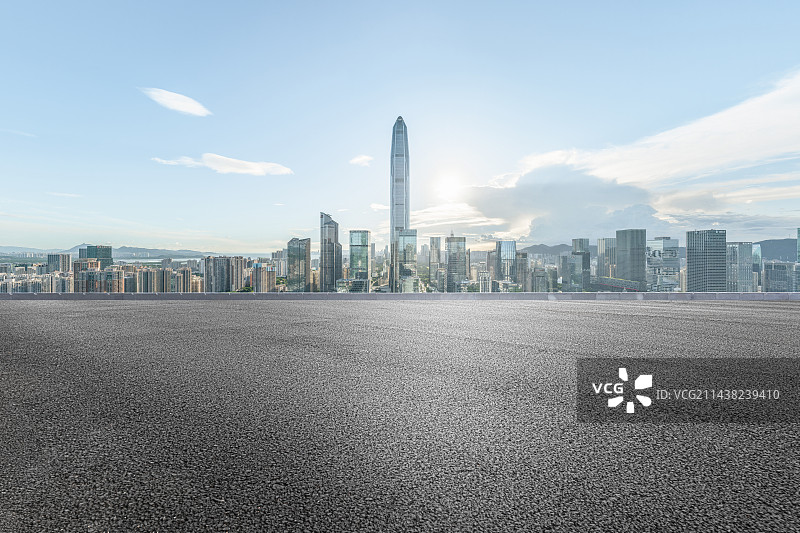 深圳城市天际线和空白的机动车道图片素材