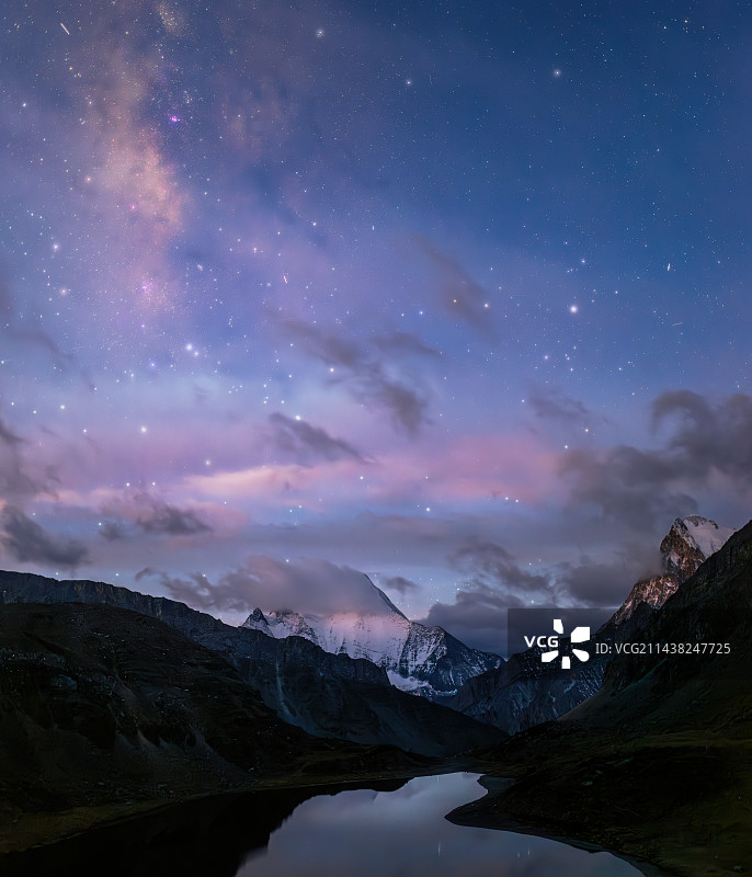 稻城亚丁三神山下的波拥错与星空图片素材