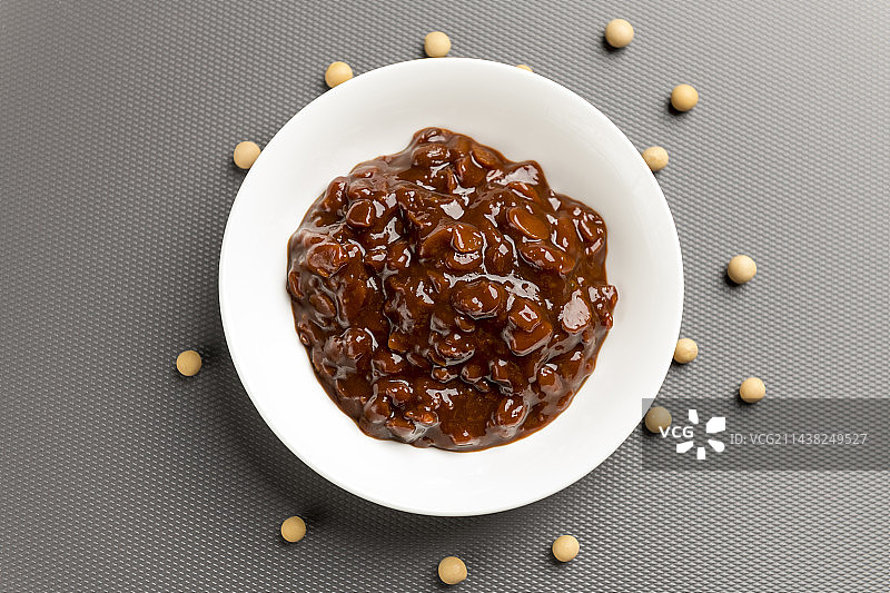 一盘黄豆酱摆放在桌面上特写图片素材