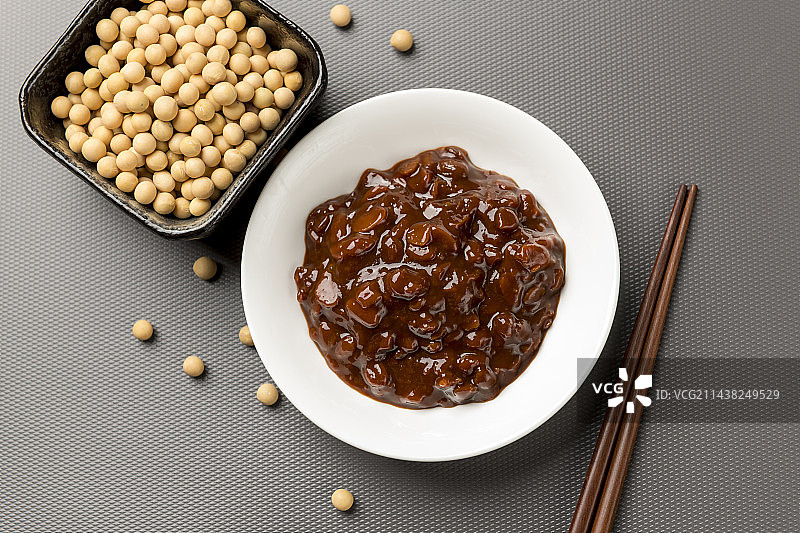 一盘黄豆酱摆放在桌面上特写图片素材