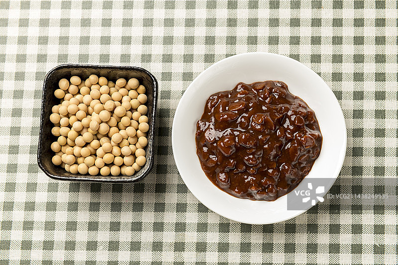 一盘黄豆酱摆放在桌面上特写图片素材