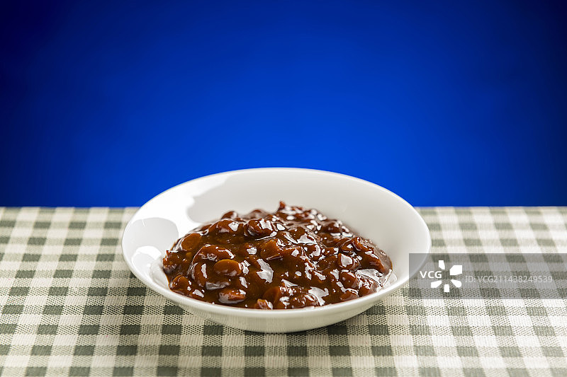 一盘黄豆酱摆放在桌面上特写图片素材