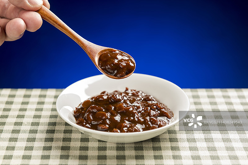 一盘黄豆酱摆放在桌面上特写图片素材