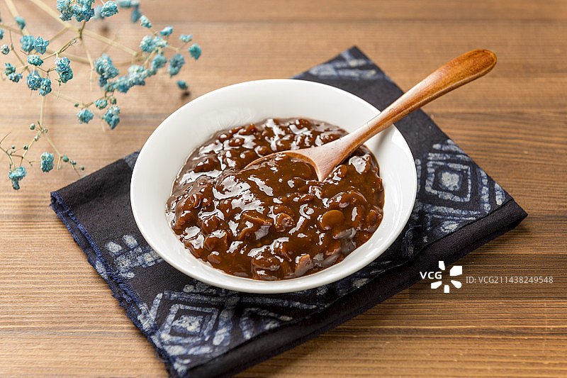一盘黄豆酱摆放在桌面上特写图片素材