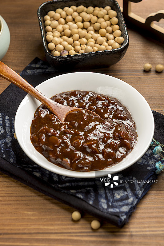 一盘黄豆酱摆放在桌面上特写图片素材