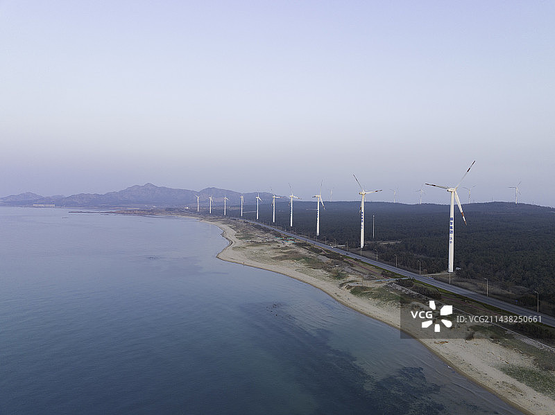 航拍日落时分的威海那香海图片素材