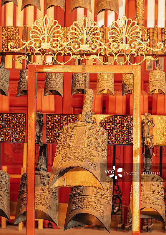 中国广西柳州文庙，红色背景前的编钟图片素材