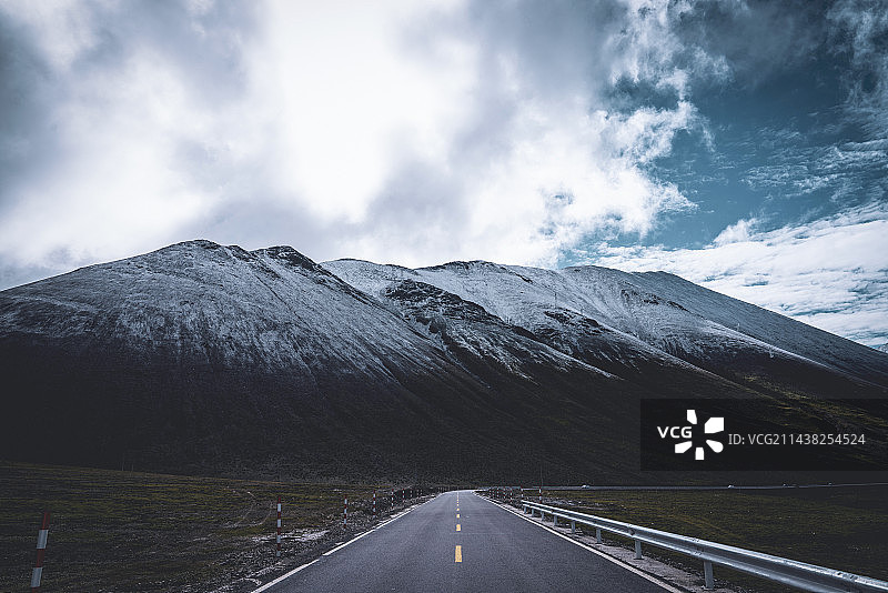 北纬30度东经91度的公路图片素材