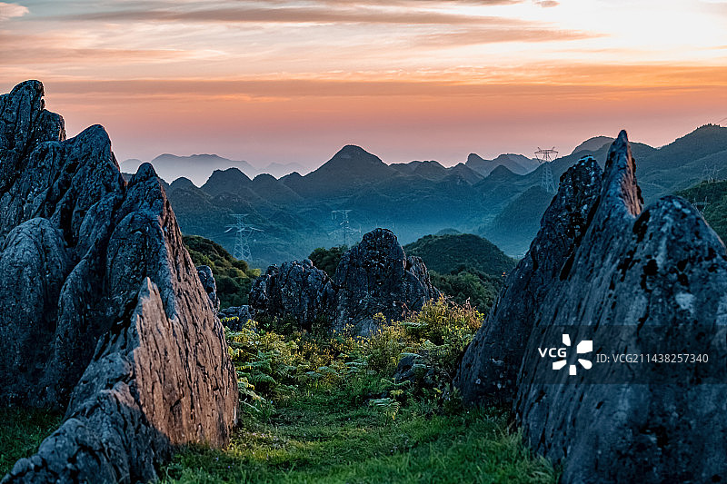 日出时群山对天的景色图片素材