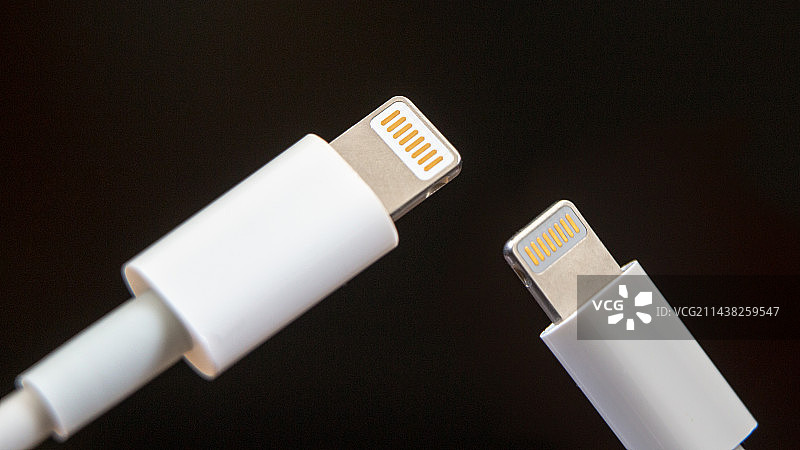 苹果iPhone Lightning充电接口 黑背景图片素材
