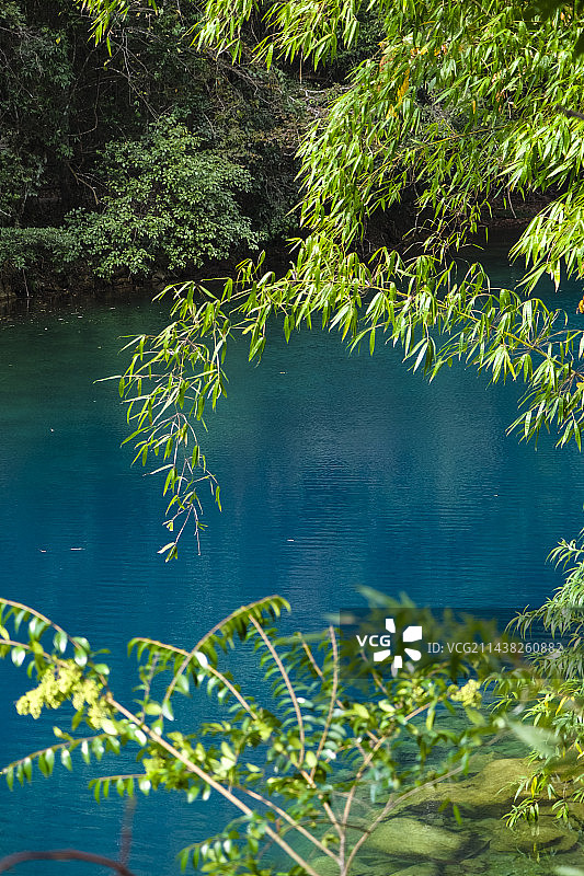 贵州省黔南布依族苗族自治州荔波县小七孔风景区秋天晴天优美风景图片素材