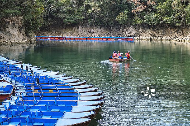 贵州省黔南布依族苗族自治州荔波县小七孔风景区秋天晴天优美风景图片素材