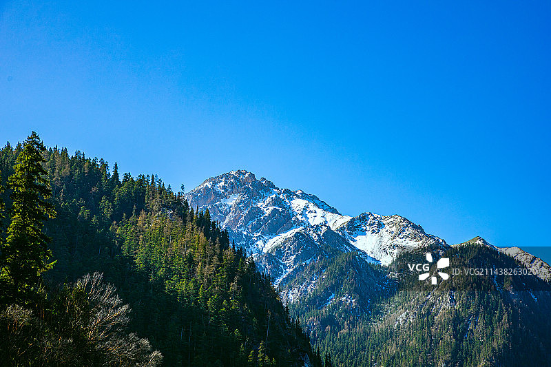 四川省阿坝羌族藏族自治州九寨沟-蓝天下的湖光山色图片素材