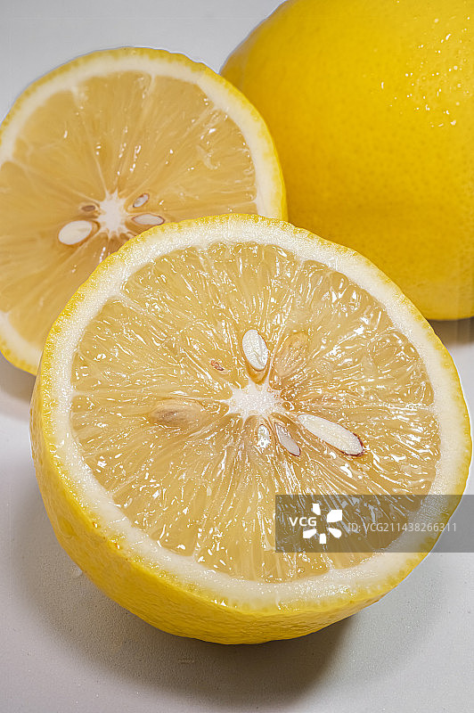白色背景上切开的柠檬特写图片素材